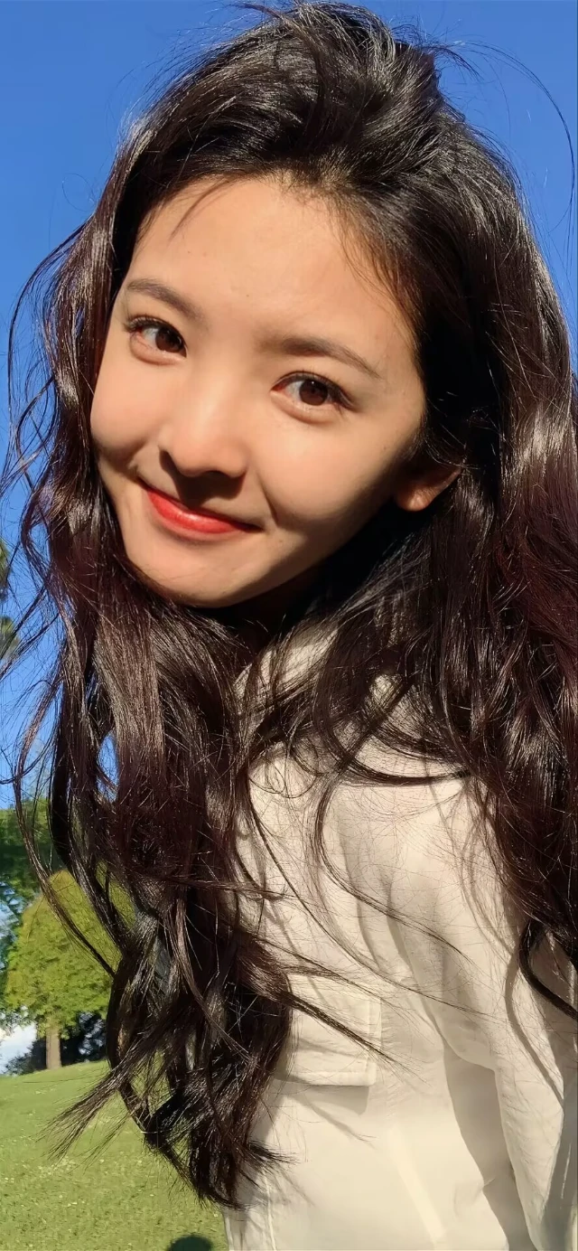 章若楠长发大波浪素颜怼脸壁纸