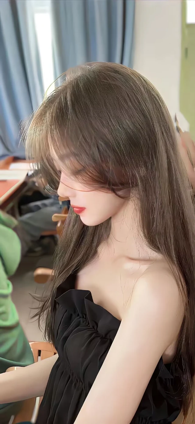 白皙长发气质女生侧身神颜壁纸