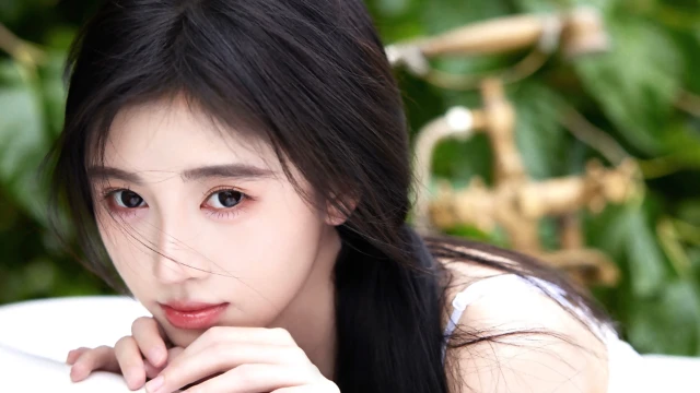 鞠婧祎趴着脸部特写壁纸