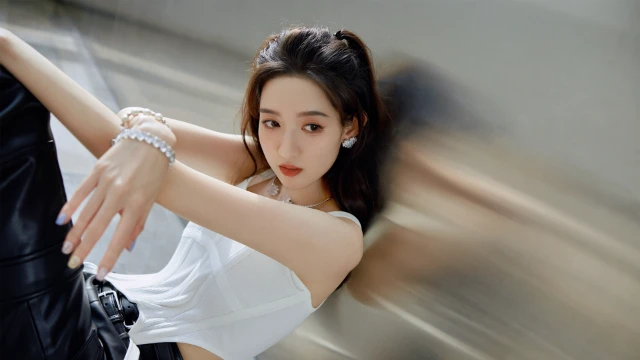 王玉雯白色小吊带壁纸