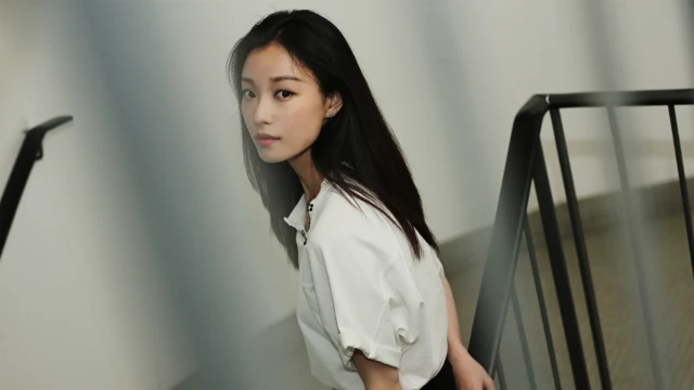 倪妮清纯白色衬衫壁纸