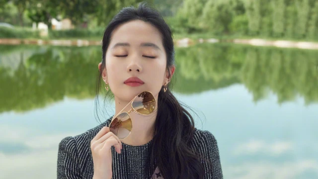 刘亦菲湖边休闲墨镜壁纸