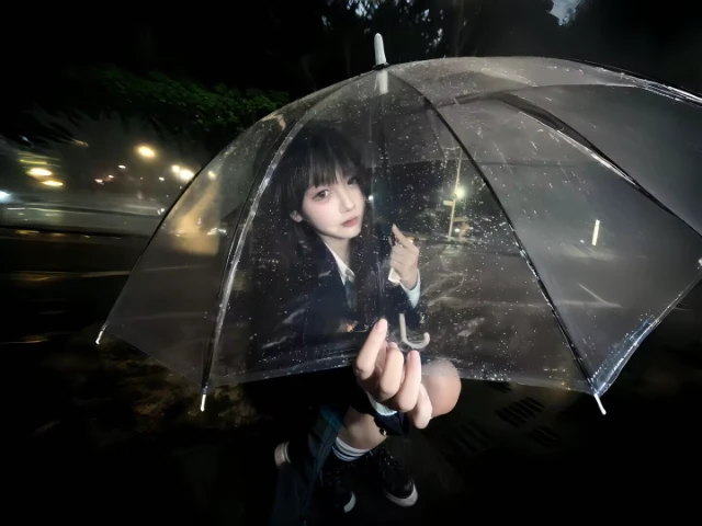 黑衣短裙女生雨夜打伞壁纸