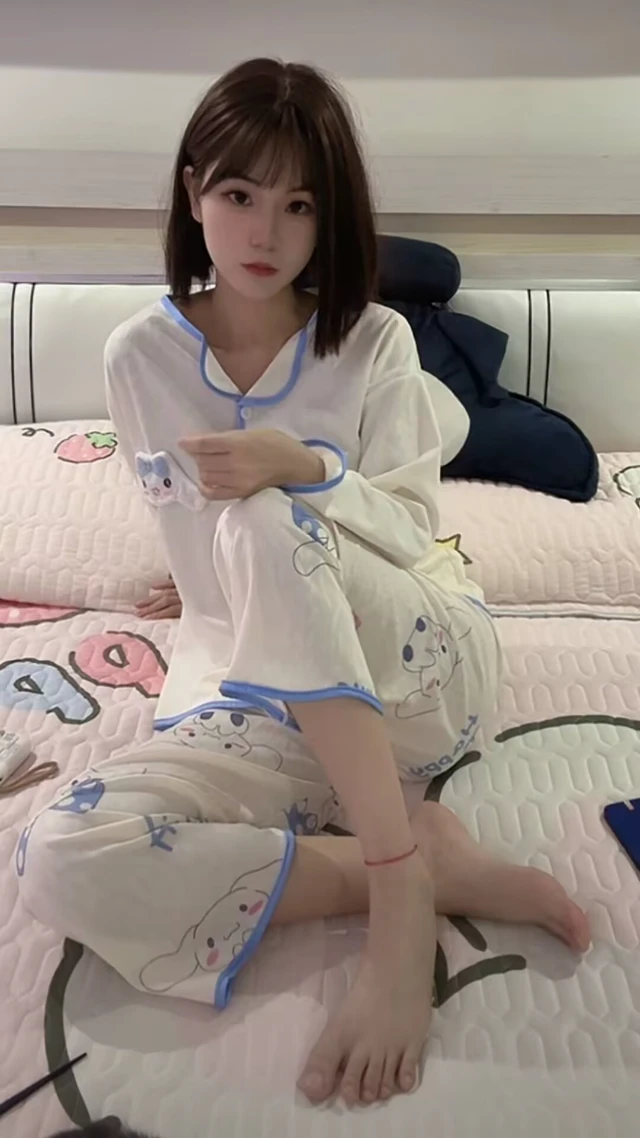 短发光脚女生床上壁纸