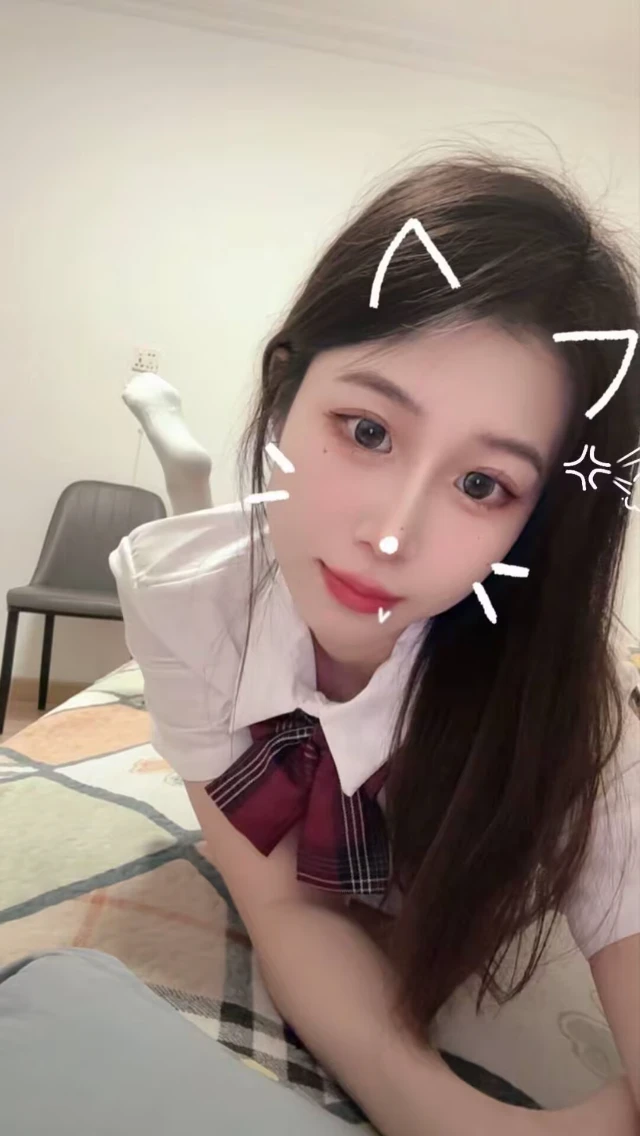 清纯气质长发jk服女生趴在床上自拍壁纸