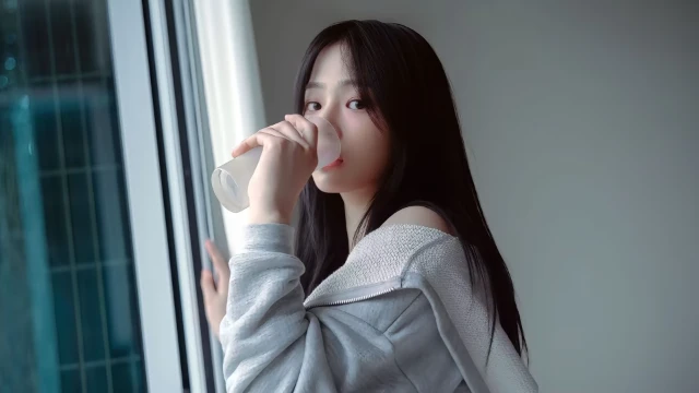 清纯少女窗前喝水壁纸