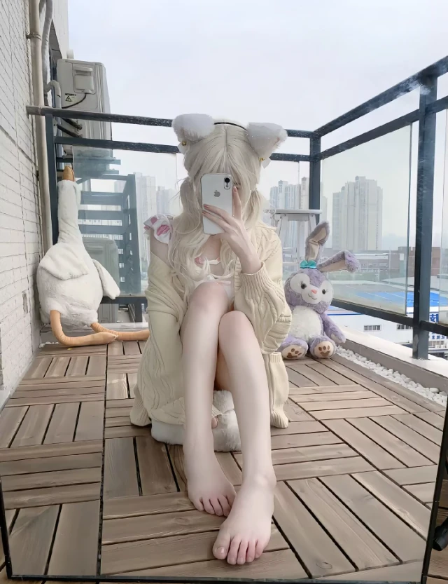 黄发猫儿长腿可爱女生壁纸