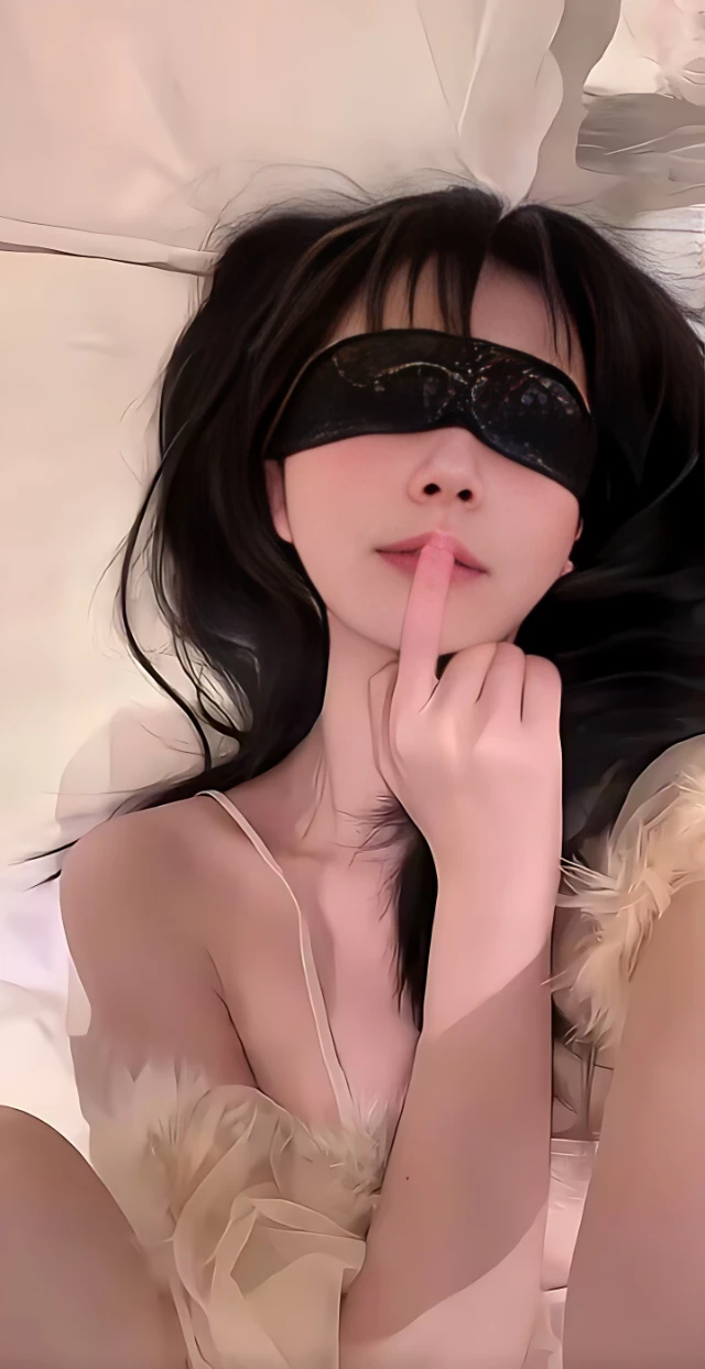 戴着眼罩躺在床上咬手指性感反差美女壁纸