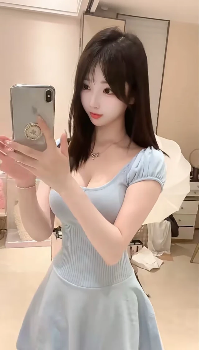 长发短裙气质甜美少女自拍壁纸