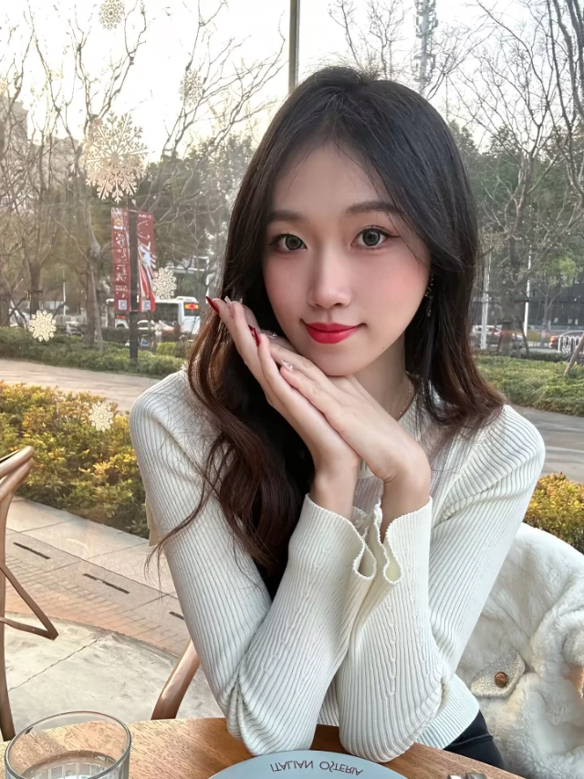 长发气质美女喝咖啡壁纸