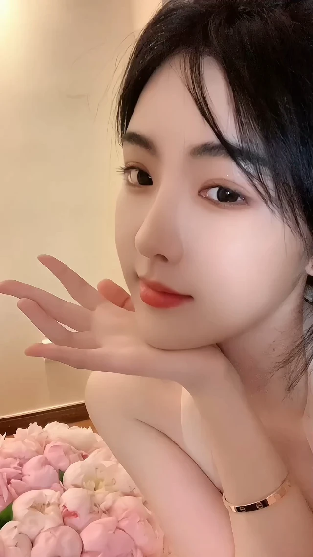 清纯女生怼脸自拍壁纸一