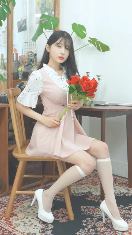长发连衣裙手捧鲜花韩国女生壁纸