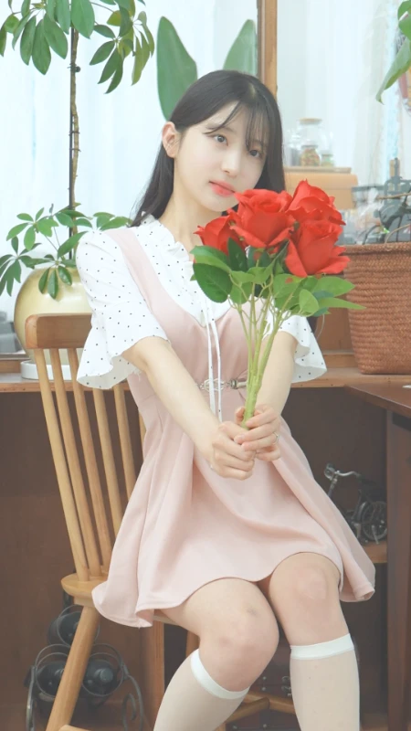 长发连衣裙送花韩国少女壁纸