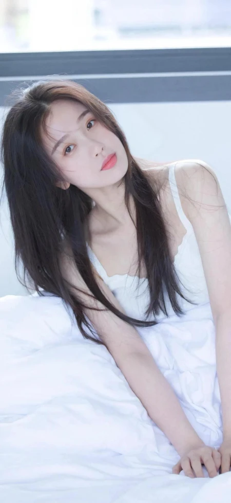 长发白裙皮肤白皙侧头清纯女生壁纸