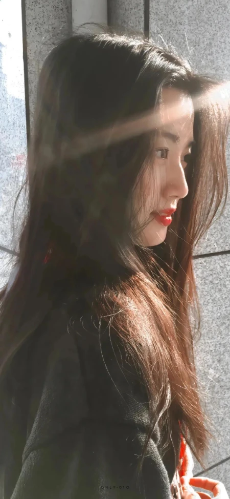 长发气质女生侧身微笑壁纸