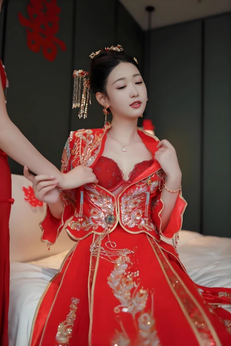 梦心玥红色秀禾服新娘装解衣服壁纸